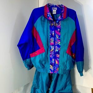 Women’s vintage size m jogging suit in like new condition.